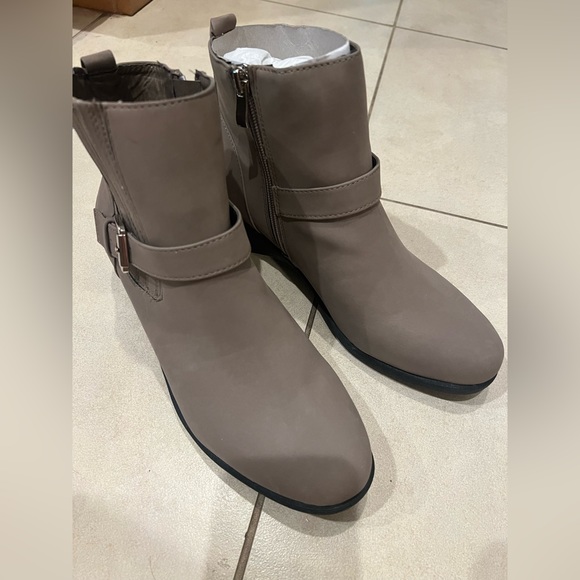 NEW khaki boots...never worn! - Picture 1 of 4